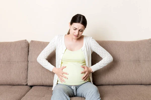 Schwangere Mit Schmerzhaftem Bauch Hause Auf Dem Sofa — Stockfoto