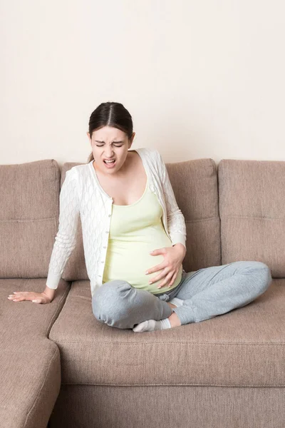 Kobieta Ciąży Bólem Brzucha Kanapie Domu — Zdjęcie stockowe