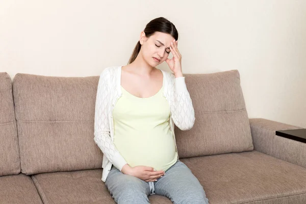 Mujer Embarazada Joven Con Dolor Cabeza Sentada Sofá Concepto Expectativa —  Fotos de Stock
