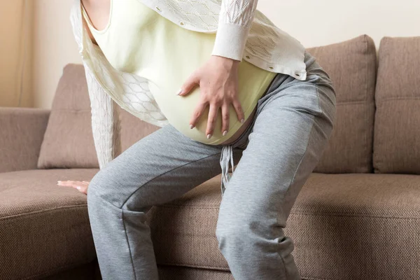 Die Werdende Mutter Leidet Unter Rückenschmerzen Und Versucht Auf Dem — Stockfoto