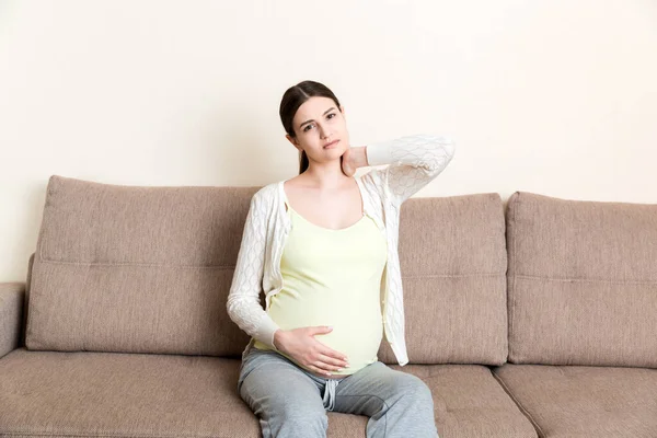 Junge Schwangere Frau Mit Kopfschmerzen Auf Dem Sofa Sitzend Konzept — Stockfoto