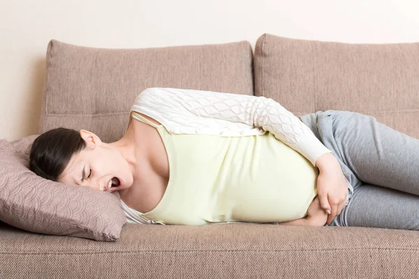 Wanita Hamil Cantik Yang Menderita Sakit Perut Terbaring Sofa Rumah — Stok Foto