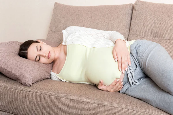 Bella Donna Incinta Che Soffre Mal Pancia Sdraiata Divano Casa — Foto Stock