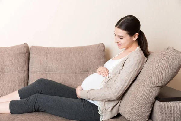 Foto Der Niedlichen Kaukasischen Zukünftigen Mutter Liegt Hellen Wohnzimmer Auf — Stockfoto