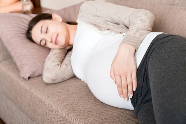 Mujer Embarazada Relajándose Casa Sofá — Foto de Stock