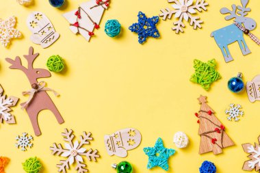 Yeni yıl oyuncakları ve dekorasyonlarıyla sarı arka plan manzarası. Kopya alanı ile Noel zamanı kavramı.