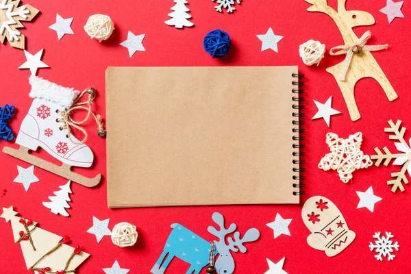 Górny Widok Notebooka Zabawki Wakacyjne Dekoracje Czerwonym Tle Bożego Narodzenia — Zdjęcie stockowe