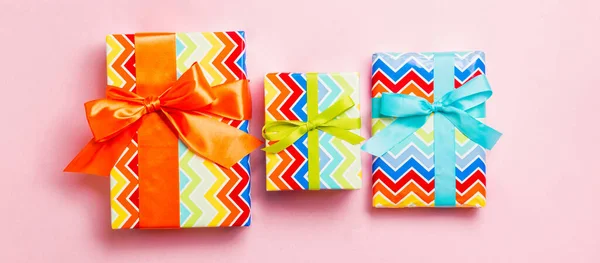 Top View Christmas Present Box Blue Green Orange Bow Pink — Stock Photo, Image