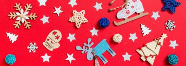 Kırmızı Noel arka planında bayram oyuncakları ve dekorasyonlarının afişi. Yeni yıl konsepti.