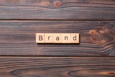 Tahta bloğa yazılmış bir kelime. marka metni tablo üzerinde, konsept.