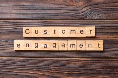 Müşteri sözcüğü tahta blokta yazılı. Müşteri nişan metni çimento masasının üzerinde desing, konsept için.