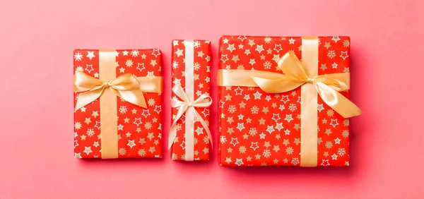Verpackte Weihnachten Oder Andere Feiertage Handgemachtes Geschenk Papier Mit Goldband — Stockfoto