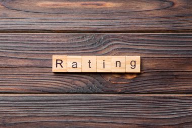 Tahta blokta yazan not sözcüğü. Deksing, konsept için çimento masadaki metin derecelendiriliyor.