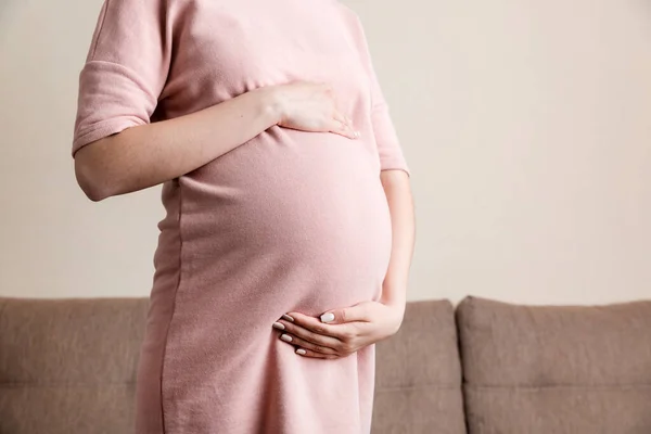 Schwangere Frau Schönem Kleid Steht Auf Dem Haus — Stockfoto