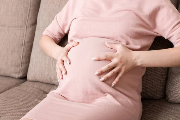 Schwangere Dame Mit Massiertem Unterbauch Sitzt Auf Sofa Haus Konzept — Stockfoto