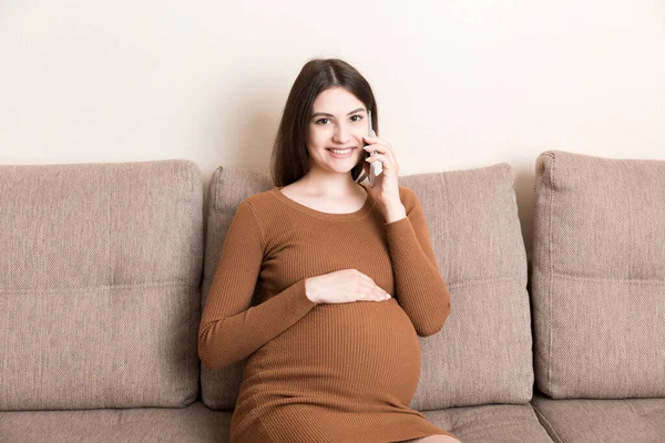 Conceito Expectativa Gravidez Mulher Grávida Feliz Falando Smartphone Casa — Fotografia de Stock