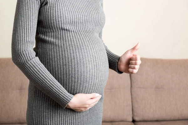 Mujer Embarazada Mostrando Pulgares Hacia Arriba Casa —  Fotos de Stock