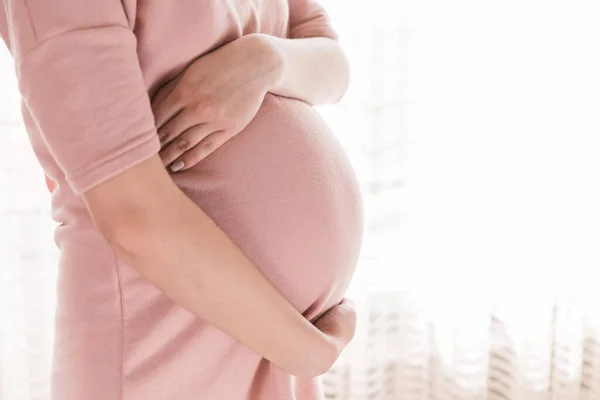 Hübsche Junge Schwangere Frau Steht Haus Fenster — Stockfoto