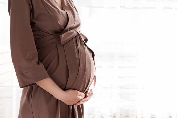 Mujer Embarazada Bastante Joven Pie Junto Ventana Casa —  Fotos de Stock