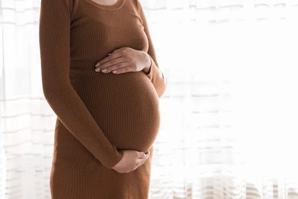 Hübsche Junge Schwangere Frau Steht Haus Fenster — Stockfoto