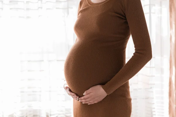 Hübsche Junge Schwangere Frau Steht Haus Fenster — Stockfoto