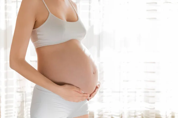 Mooie Jonge Zwangere Vrouw Bij Het Raam Huis — Stockfoto