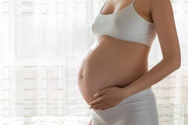 Mooie Jonge Zwangere Vrouw Bij Het Raam Huis — Stockfoto