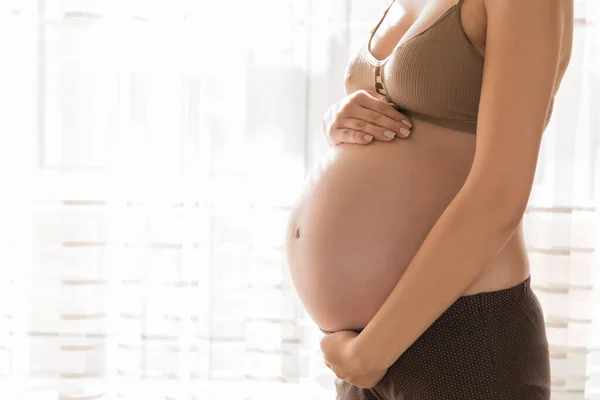 Mujer Embarazada Bastante Joven Pie Junto Ventana Casa —  Fotos de Stock