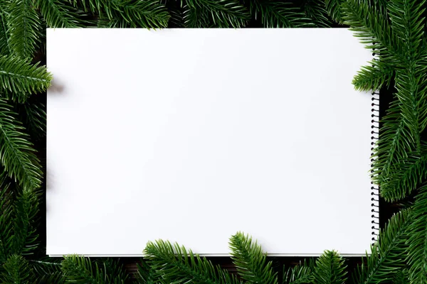 笔记本电脑的顶视图 上面装饰着一个木制背景的冷杉树框架 新年时间概念 — 图库照片