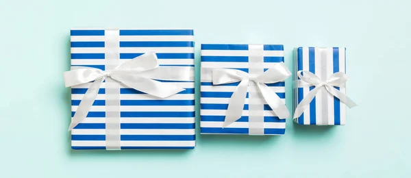 蓝色背景的白色蝴蝶结圣诞礼盒 — 图库照片