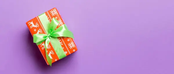 Coffret Cadeau Avec Arc Vert Dans Les Mains Pour Noël — Photo