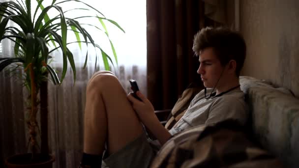 Jeune Homme Adolescent Qui Regarde Les Infos Sportives Sur Mobile — Video