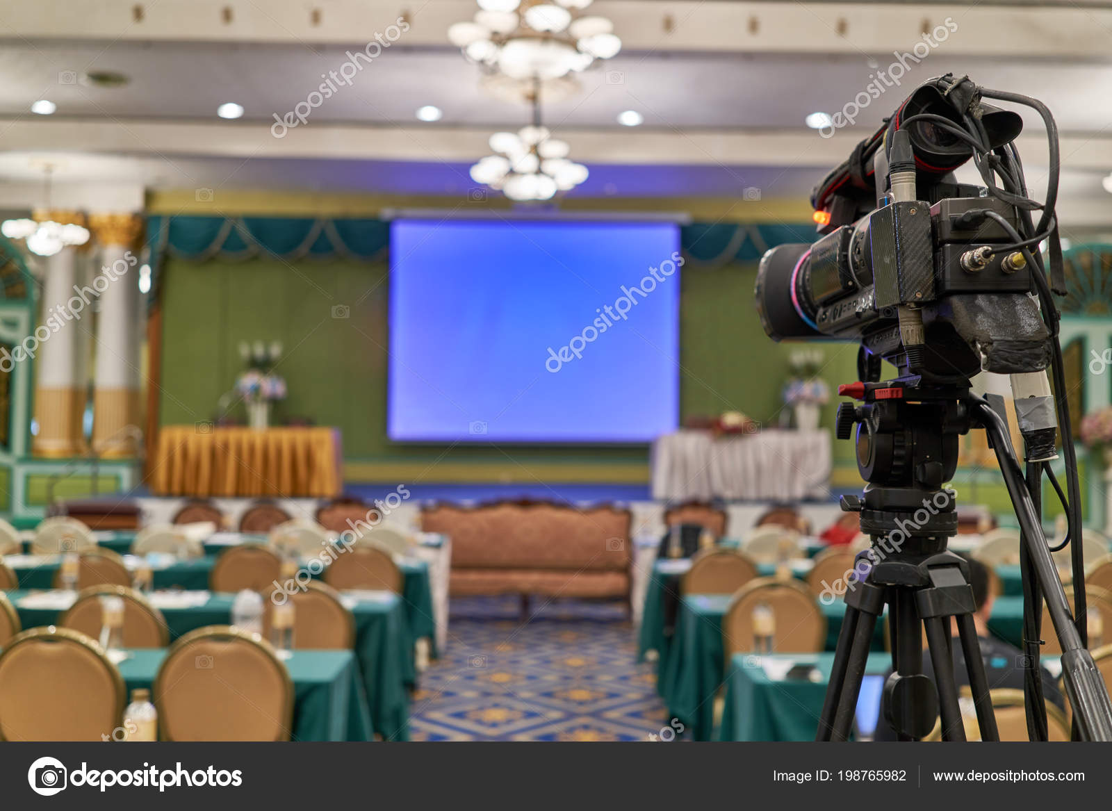 Cámara Video Negra Cerca Trípode Tiene Proyector Pantalla Azul Borroso —  Foto de stock #198765982 © eaglesky, image size:1600x1167