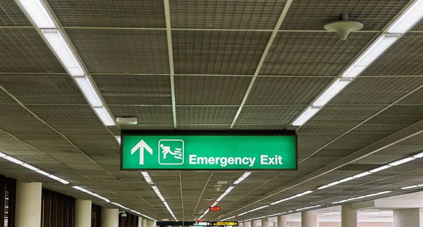 Notausgang Infotafel Zeichen internationaler Flughafen-Terminal Stockbild