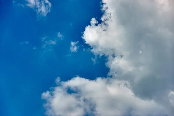 蓝天白云作为背景 — 图库照片
