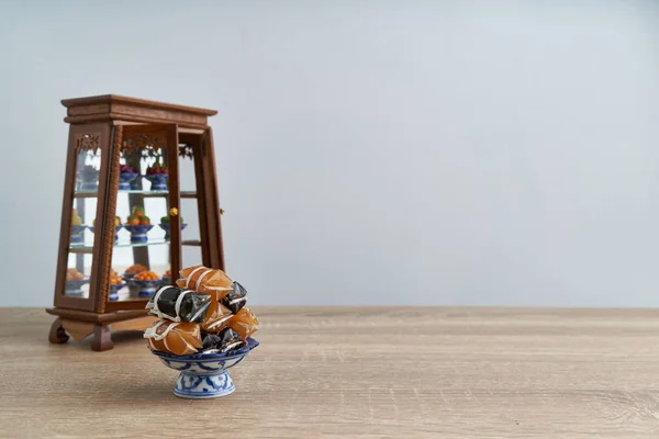 Pilha de caramelo tailandês na bandeja de pedestal com sobremesa desfocada do armário — Fotografia de Stock
