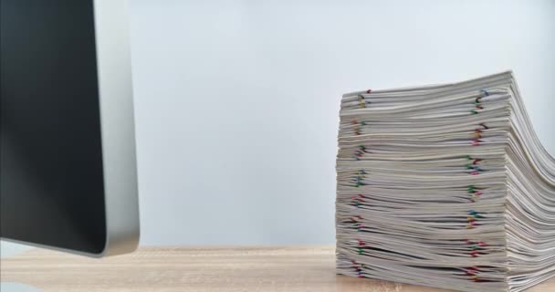 Куча документов перегрузки с компьютером на деревянный стол время истечения — стоковое видео