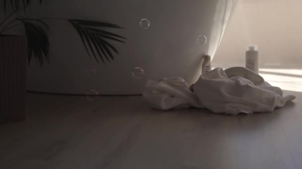 Schaumstoffblasen fallen auf den Badezimmerboden — Stockvideo