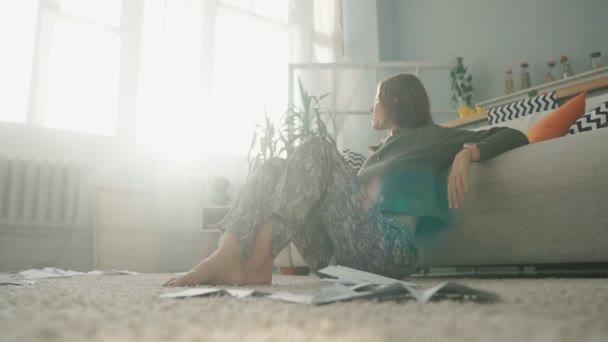 Junge Frauen entspannen sich zu Hause auf dem Fußboden — Stockvideo