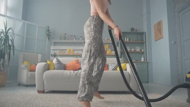 Happy funny wanita Vacuums ruang tamu di rumah dan menari — Stok Video