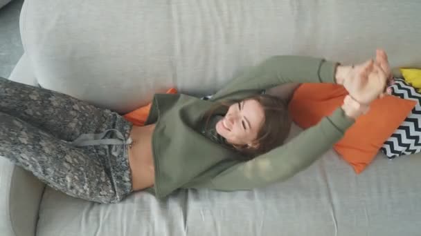 快乐的女人躺在床上 — 图库视频影像