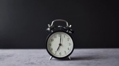 Siyah arkaplanda siyah alarm saati. 
