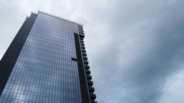 Timelapse das nuvens refletidas no edifício do escritório — Vídeo de Stock