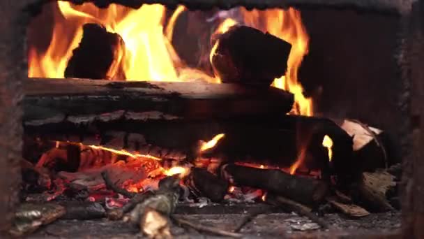 Fuego brillante en el horno. Primer plano de un incendio de leña . — Vídeos de Stock