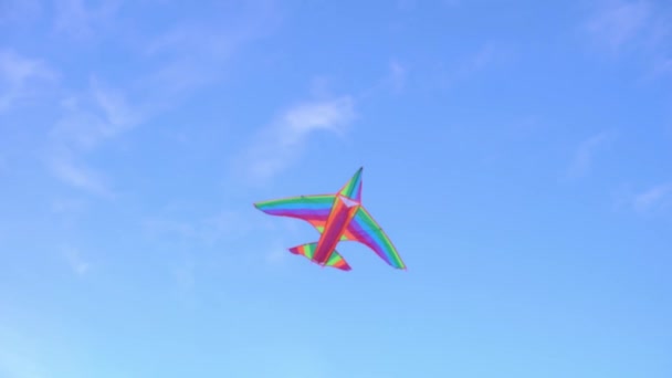 A rainbow colored stunt kite in the blue sky — Stock Video