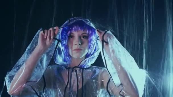 Fille sous la pluie dans un manteau transparent — Video