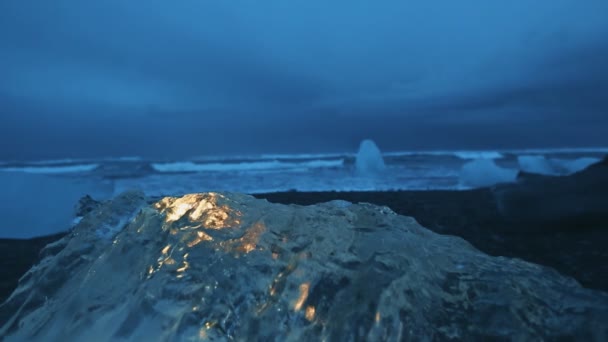 Φωτεινός πάγος στον ωκεανό. Διαμάντια. — Αρχείο Βίντεο