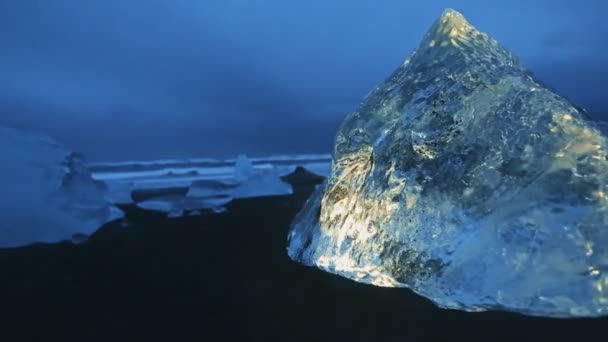 Zářící led na oceánu. Diamanty. — Stock video