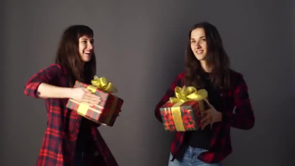 Duas jovens mulheres felizes dançando com presente nas mãos — Vídeo de Stock