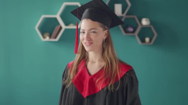 Une étudiante exhibe son diplôme. Enseignement à distance. — Video